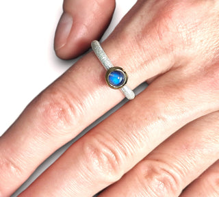 Ring mit einem Regenbogen - Mondstein