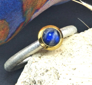 Ring mit einem Regenbogen - Mondstein