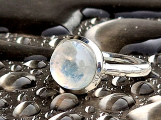 Ring mit einem Mondstein