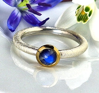 Ring mit einem Regenbogen - Mondstein