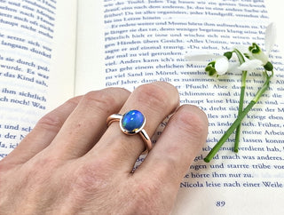 Ring mit blauem Opal aus Äthiopien