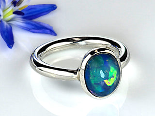 Ring mit blauem Opal aus Äthiopien