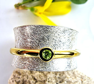 Ring mit einem Peridot