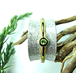 Ring mit einem Peridot