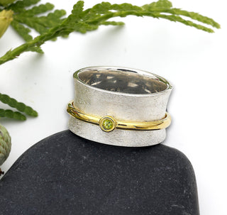 Ring mit einem Peridot