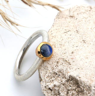 Ring mit einem Regenbogen - Mondstein