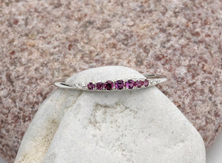 Ring mit einer Spur von Rhodolith