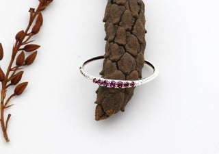 Ring mit einer Spur von Rhodolith