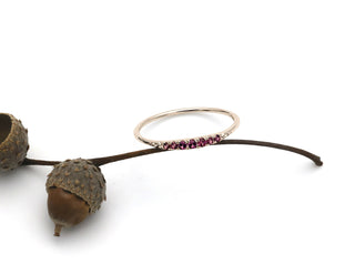 Ring mit einer Spur von Rhodolith