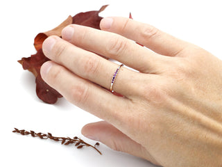 Ring mit einer Spur von Rhodolith