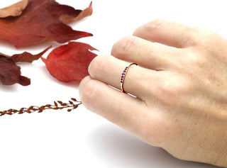 Ring mit einer Spur von Rhodolith