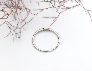 Ring mit einer Spur von Rhodolith