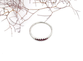 Ring mit einer Spur von Rhodolith