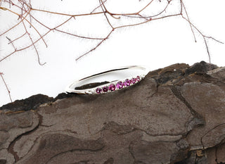 Ring mit einer Spur von Rhodolith