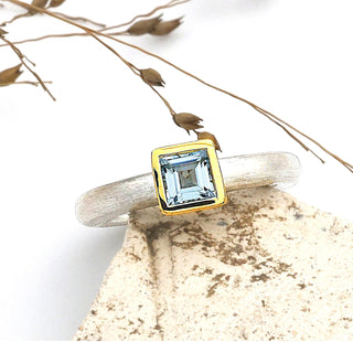Ring "Quadrat" mit einem blauen Topas