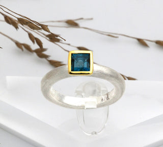 Ring "Quadrat" mit echtem Topas "London Blue"