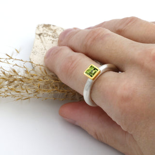 Ring "Quadrat" mit einem Peridot
