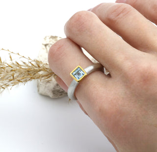 Ring "Quadrat" mit einem blauen Topas