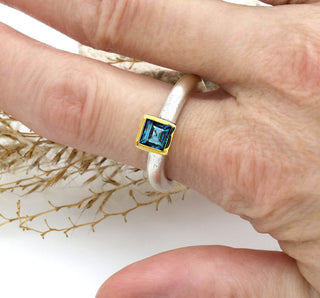 Ring "Quadrat" mit echtem Topas "London Blue"