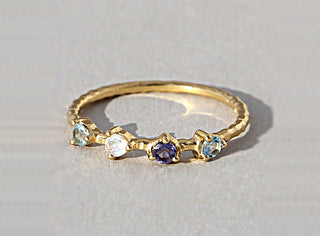 Ring mit Iolith, Mondstein und Topas