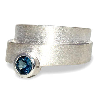 Ring "Glücksspirale" mit Topas london blue