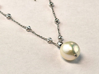 Kette mit Kugeln und einer weißen Perle