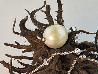 Kette mit Kugeln und einer weißen Perle