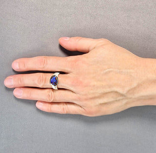Ring „Das Mysterium der Erde“ mit einem Boulder-Opal