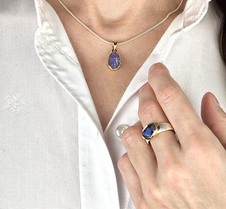 Ring „Das Mysterium der Erde“ mit einem Boulder-Opal