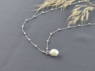 Kette mit Kugeln und einer weißen Perle