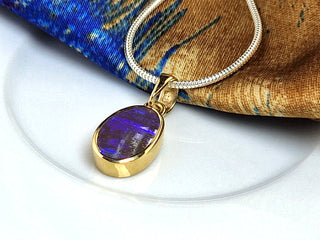 Anhänger mit einem Boulder-Opal