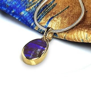 Anhänger „Das Mysterium der Erde“ mit echtem Boulder-Opal