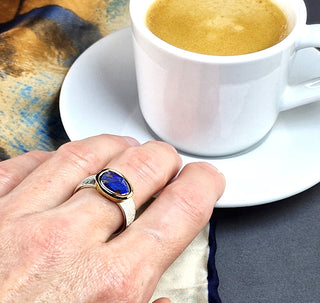 Ring „Das Mysterium der Erde“ mit einem Boulder-Opal