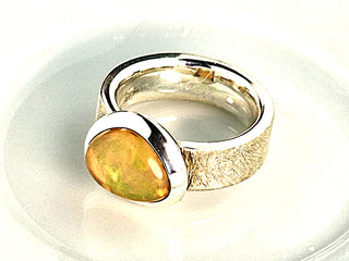 Ring mit äthiopischem Opal