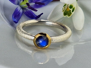 Ring mit einem Regenbogen - Mondstein