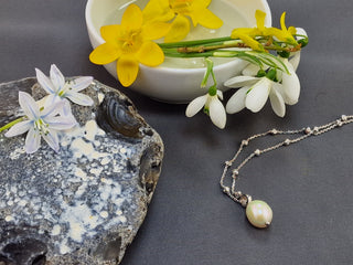 Kette mit Kugeln und einer weißen Perle