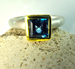Ring "Quadrat" mit echtem Topas "London Blue"
