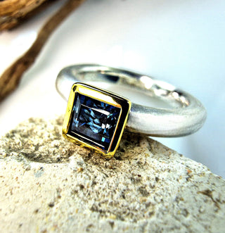 Ring "Quadrat" mit echtem Topas "London Blue"