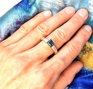 Ring "Quadrat" mit echtem Topas "London Blue"