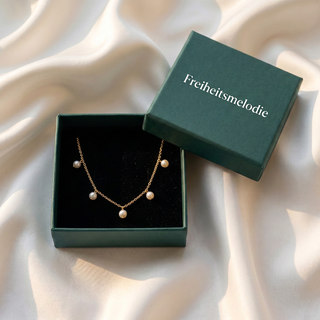 Kette mit 5 kleinen Perlen