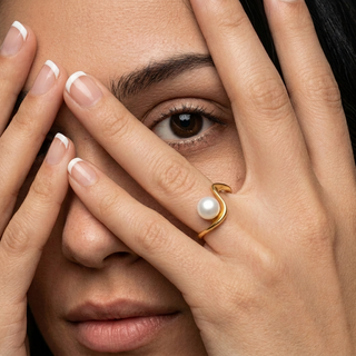 Ring mit Perle und der Biegung