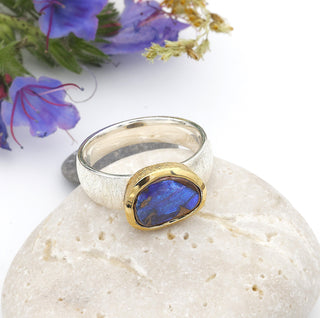 Ring „Das Mysterium der Erde“ mit einem Boulder-Opal