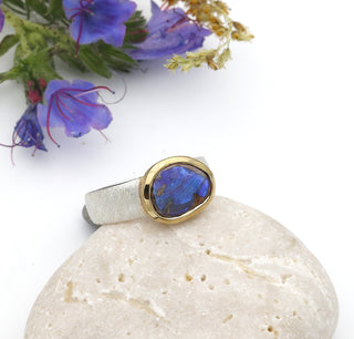 Ring „Das Mysterium der Erde“ mit einem Boulder-Opal