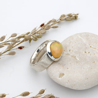 Ring mit äthiopischem Opal