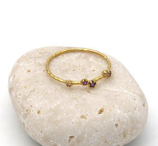 Ring "Streuung der Sterne" mit Amethyst, Rhodolith, Rosenquarz