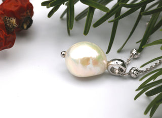 Kette mit Kugeln und einer weißen Perle