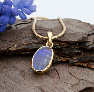 Anhänger „Das Mysterium der Erde“ mit echtem Boulder-Opal