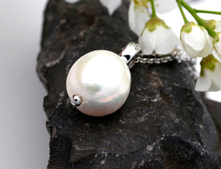 Kette mit Kugeln und einer weißen Perle