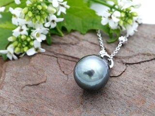 Kette mit Kugeln und einer Tahiti Zuchtperle