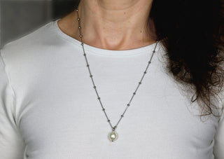 Kette mit Kugeln und einer weißen Perle